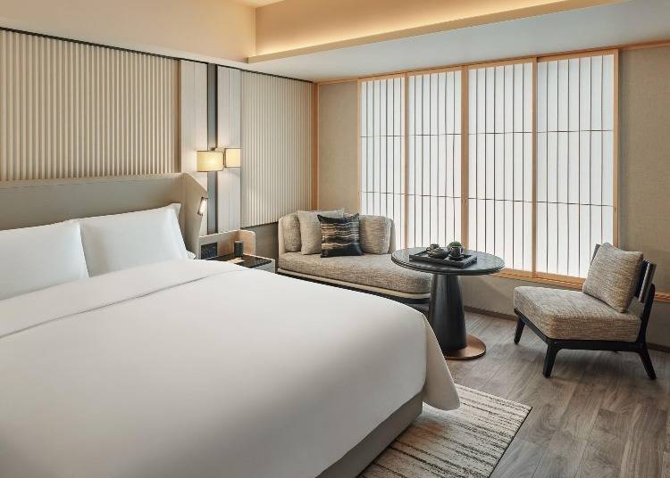 The rooms feature designs that incorporate the gentle curves reminiscent of Thailand. (Image provided by KLOOK)