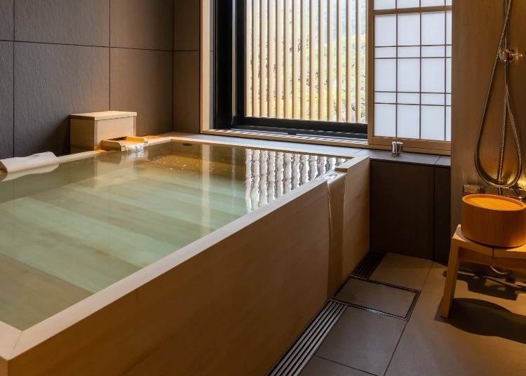The hinoki-scented indoor bath exudes the fragrance of cypress and resembles an open-air hot spring (Image provided by KLOOK)