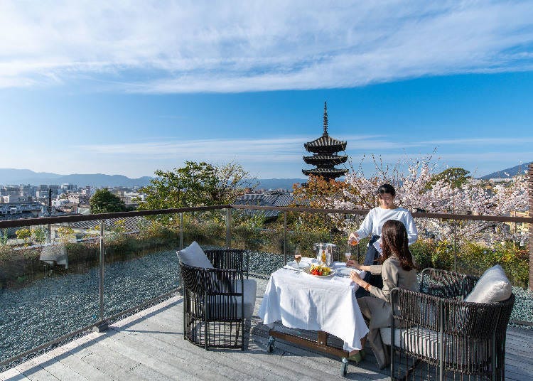 春の京都を見下ろせる、客室併設のプライベートテラスは2室限定