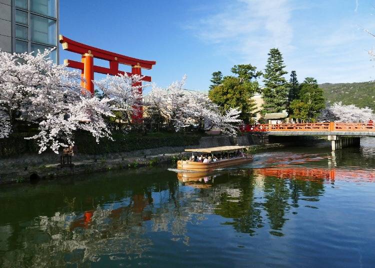 舟でゆったりと京都の街を巡る（提供：京都府旅行業協同組合）