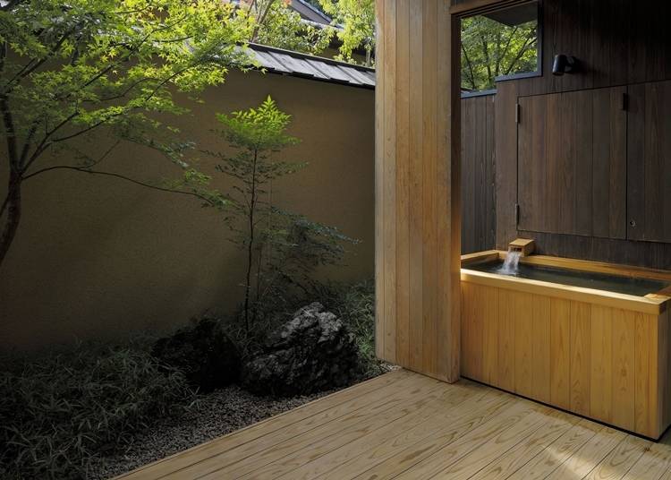 ‘유즈노하’의 객실 노천탕에는 아키타현에서 산출되는 희귀한 천연석 도와다 석을 사용하여 편백나무의 향과 일본식 정원을 즐길 수 있다