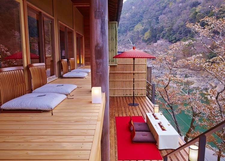 오이 강의 물소리와 아라시야마의 웅장한 경치를 즐길 수 있는 ‘공중다실’
