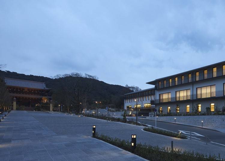 삼문 앞에는 왕벚나무가 심어져 있어 숙소에서도 봄을 만끽할 수 있다.