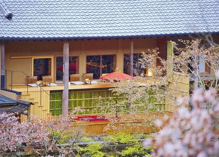 大堰川のせせらぎと嵐山の雄大な景色が広がる「空中茶室」