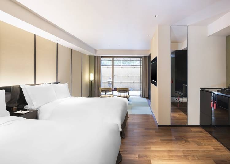 房間鋪有木頭地板和榻榻米，同時擁有和式質感和洋式舒適感的客房「柚葉」