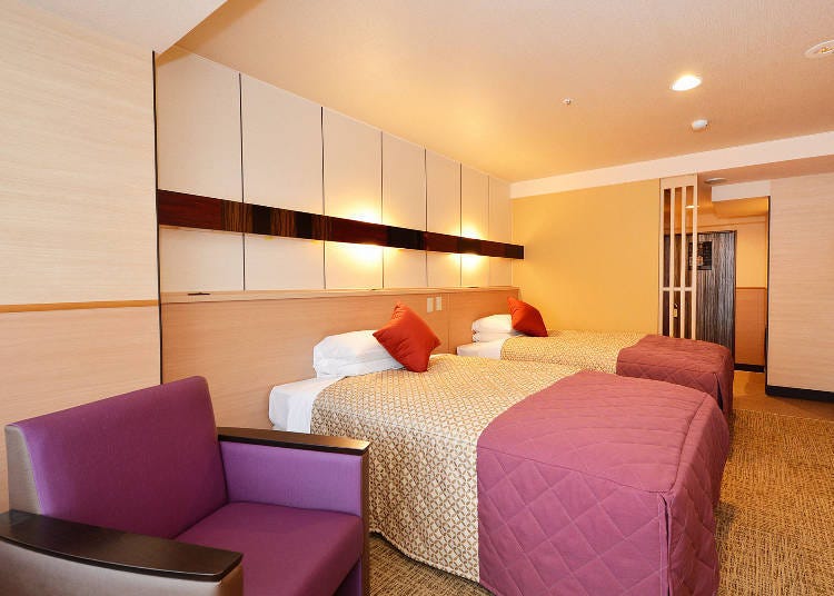 Twin room with shower booth in the east wing, ideal for couples.