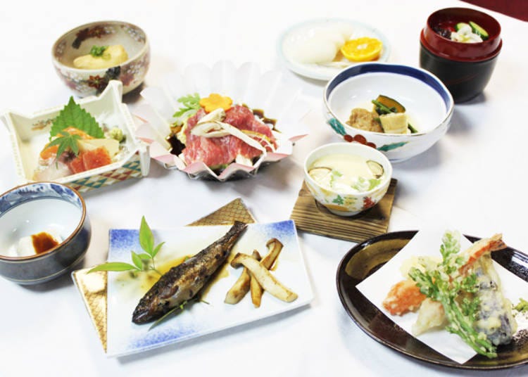 吉野山の山菜以外にも、奈良県産の食材にこだわった伝統の田舎料理を提供