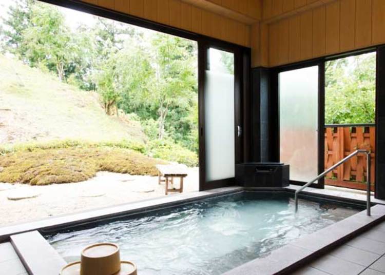 開放的な「活性石温泉 行者の湯」で、のんびりと癒されて