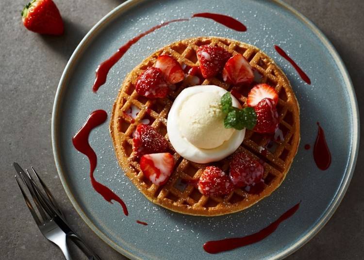 Ama Queen Strawberry Waffle (1,050 yen, excluding tax)