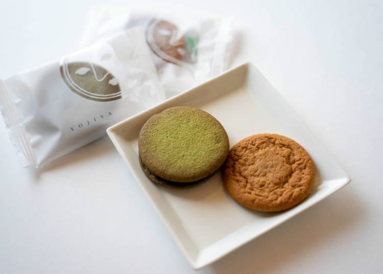 Front: Yojiya Cafe Baked Latte Cookie (1,350 yen, 8-pack), Back: Yojiya Matcha Sandwich Cookie (1,400 yen, 8-pack)