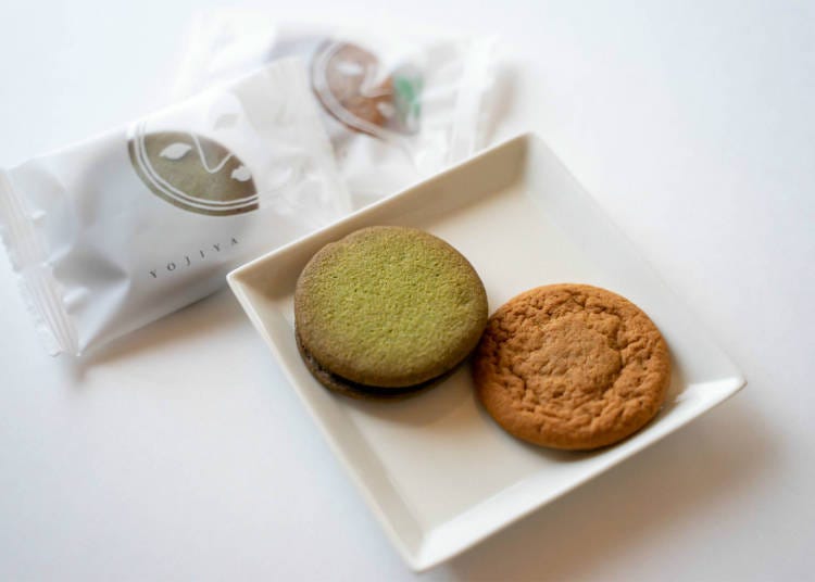 Yojiya特製咖啡拿鐵巧克力餅乾（照片前方 1350日圓，8片）、Yojiya抹茶夾心餅乾（照片後方 1400日圓，8片）