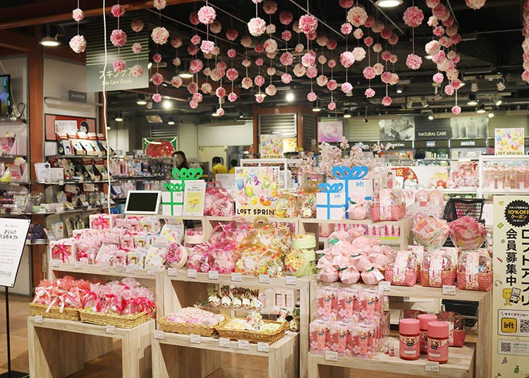 2Fのぼりエスカレーター前にある、桜アイテムコーナー（2021年2月時点）