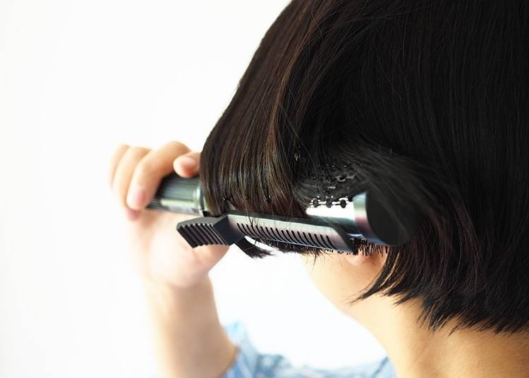 Attached with a clip, it can be used to both straighten and curl your hair.