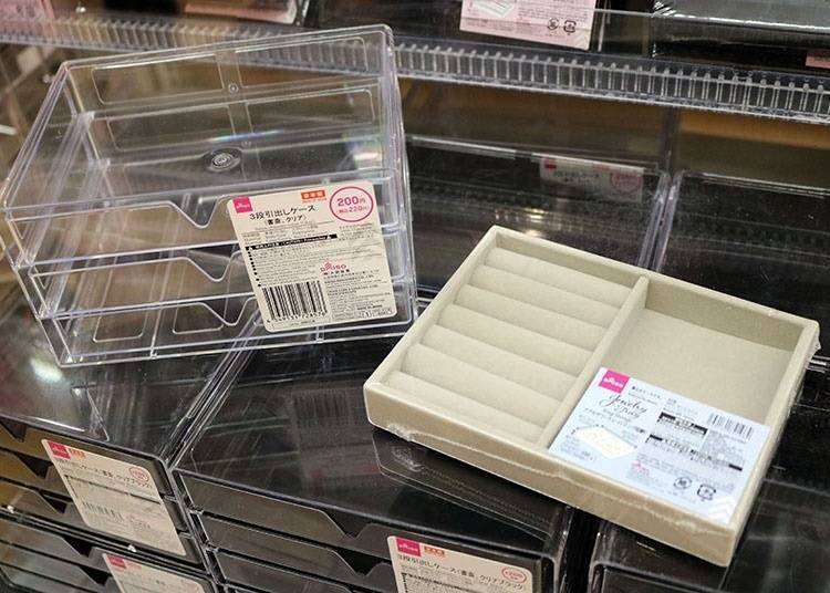 左：三層抽屜式收納盒（3段引き出しケース）（220日圓）、右：飾品收納盒（收納戒指）（アクセサリートレイ（リング収納）