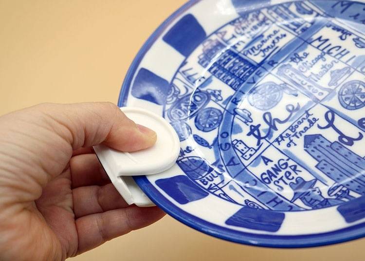 With the larger side of the mitt face-down, you can easily hold any hot plate.