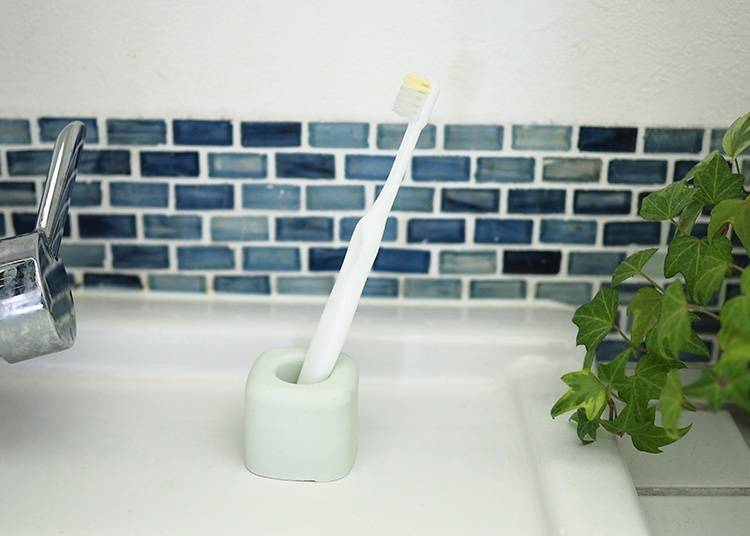 Due to its simple shape, you can use it to hold items other than your toothbrush.