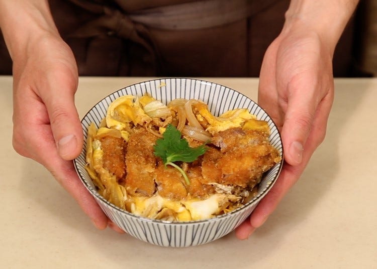 ボリューム満点「カツ丼」レシピ！サクサクのトンカツを卵でふんわりととじるのがコツ