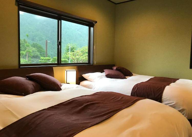 窓の外には緑が見えるベッドルーム（画像提供：Booking.com）