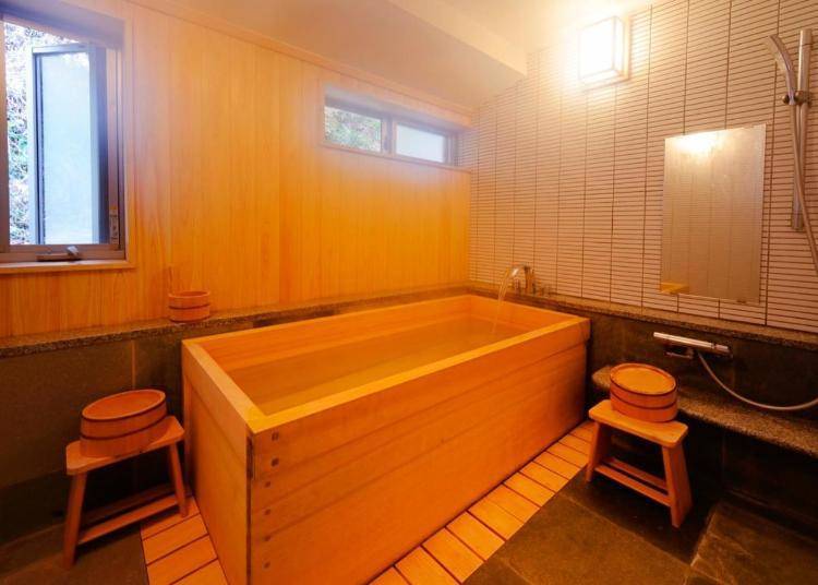 有檜木浴缸的浴室（照片提供：Booking.com）