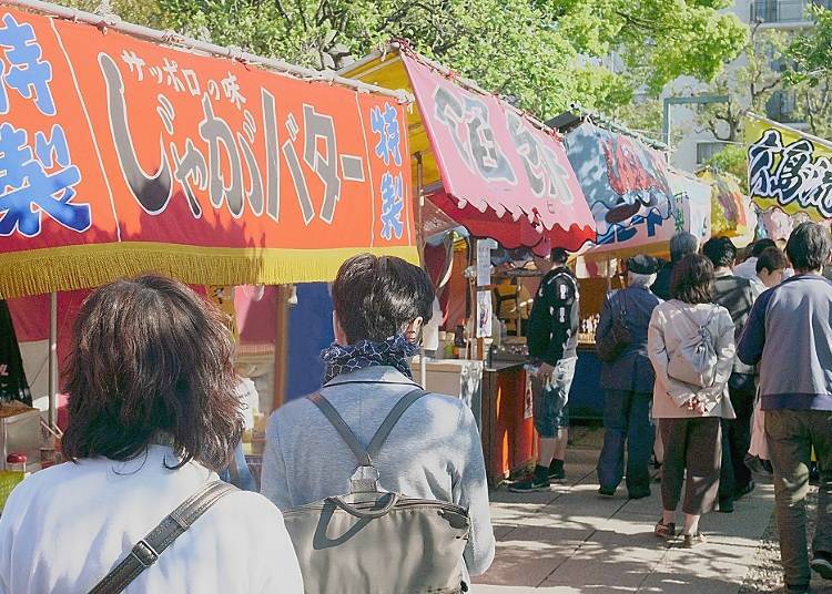 Enjoy sampling a variety of traditional and local cuisine at yatai food stalls!