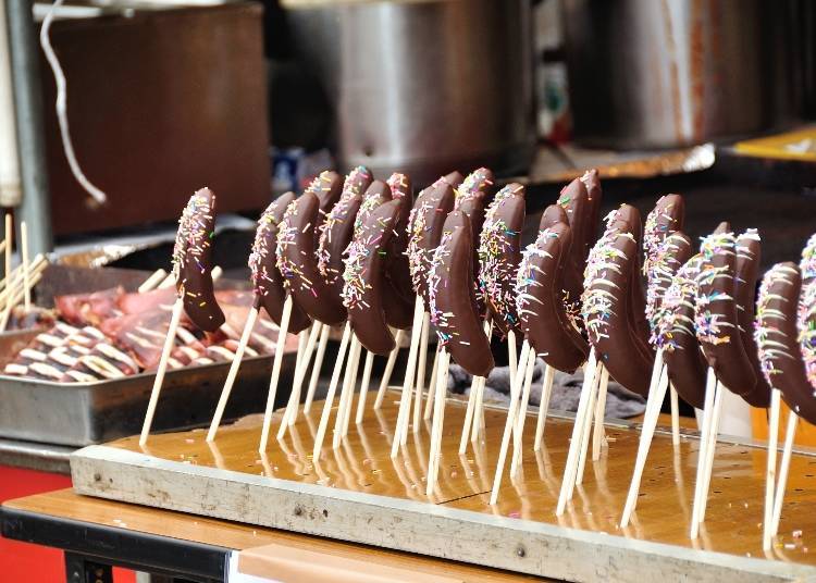 Chocolate bananas served on skewers (Image: Pixta)