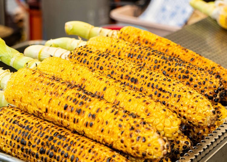 Japanese grilled corn is often topped with soy sauce (Image: Pixta)