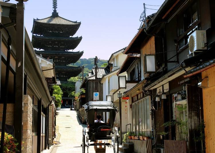 The streets and atmosphere of the Higashiyama store in Kyoto.