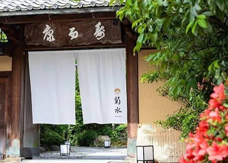 커튼을 친 입구 안으로 들어서면 비일상의 세계가 펼쳐진다. (사진: Booking.com)