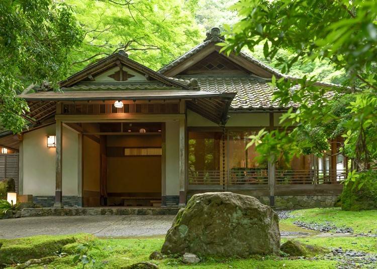 2．静かなロケーションで日本の風情と紅葉を楽しむ「奈良・春日奥山 月日亭」（奈良）