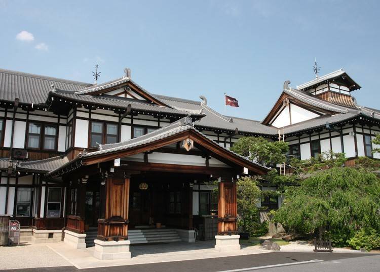 노송나무로 지어진 모모야마 시대 저택 스타일의 본관은 클래식한 화양절충 양식