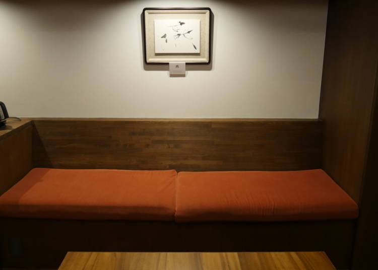 床に座ることに慣れない外国人宿泊者が多いためソファを設置