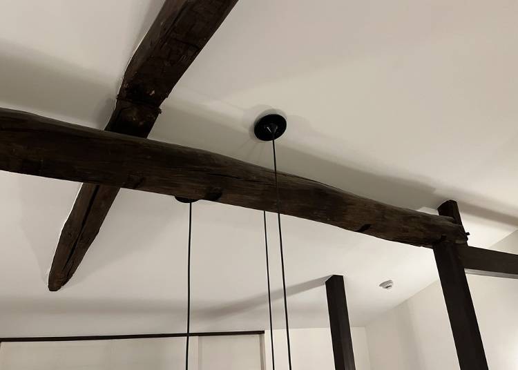支撐這個天花板的厚重木材也是以前就有的。