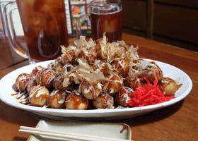 오사카 신세카이의 화제의 맛집에서 ‘다코야키&닭 튀김 데카모리’에 도전!
