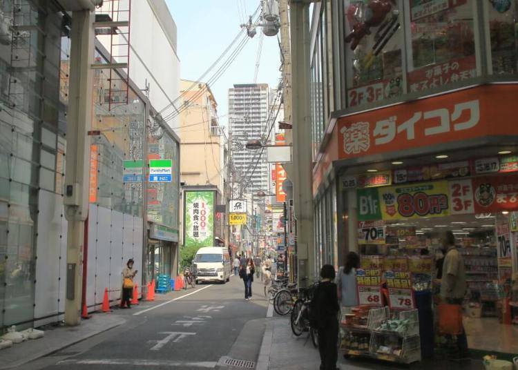From Shinsaibashi Shopping Street, head toward the landmark Daikoku Pharmacy.
