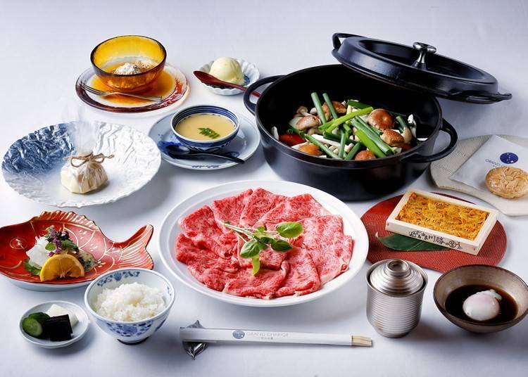 With the Awaji Beef Sankai Tomato Sukiyaki meal, you can enjoy delicious cuisine that incorporates special Awaji beef as well as the island's onions.