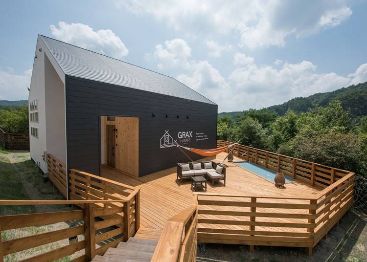 Out of the ten accommodation facilities available, seven are standard villas, one is the Tsukiyo Terrace villa which offers a telescope for stargazing, and two come with their own private sauna.