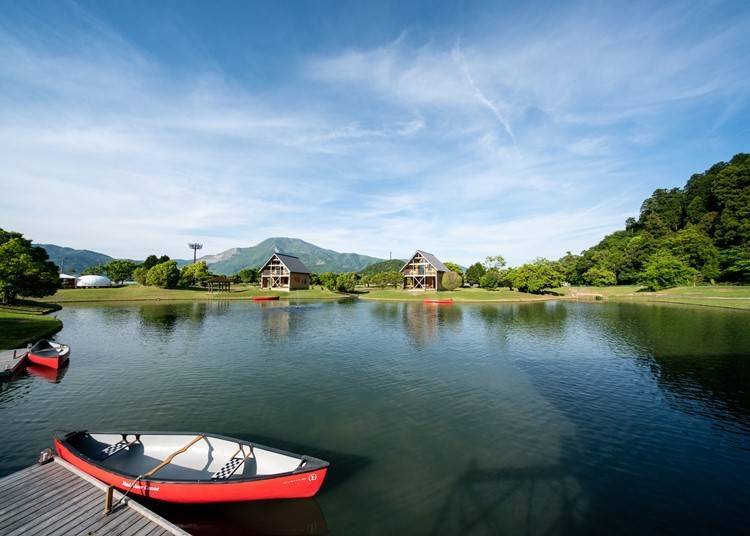 Each accommodation facility comes with a canoe to enjoy views from the lake! We recommend taking a row in the evening.