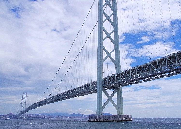 明石海峡大橋。明石港から淡路島・岩屋港に向かう船上から撮影