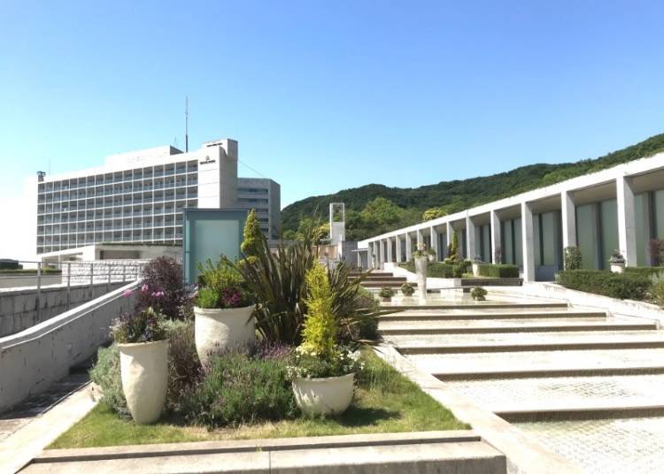 바다 쪽으로 트여 있고 주변 경치와 분수가 밝고 개방적인 공간을 연출한 ‘바다 회랑’ (사진 제공: 아와지 유메부타이)