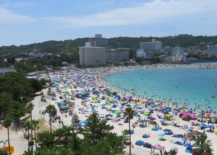 Shirarahama Beach during sea-bathing season (Photo courtesy of Nanki Shirahama Tourism Association)