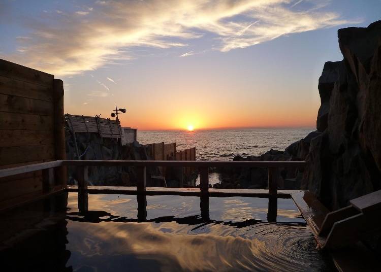 Stunning sunset view from Saki-no-yu (Photo courtesy of Shirahama Town Hall Tourism Division)