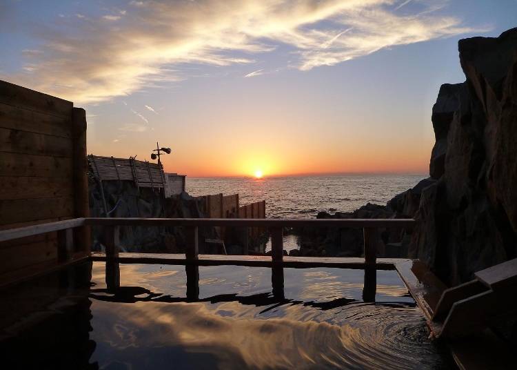 崎の湯から見た夕日（写真提供：白浜町役場観光課）