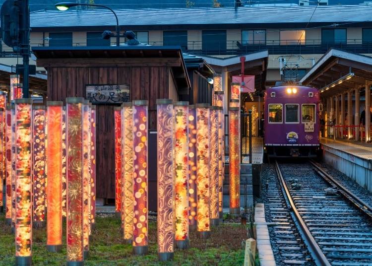 란덴 아라시야마 역 근처의 기모노 숲에는 아름다운 기모노 직물로 장식된 600개의 역광 기둥이 있다. Photo: PIXTA