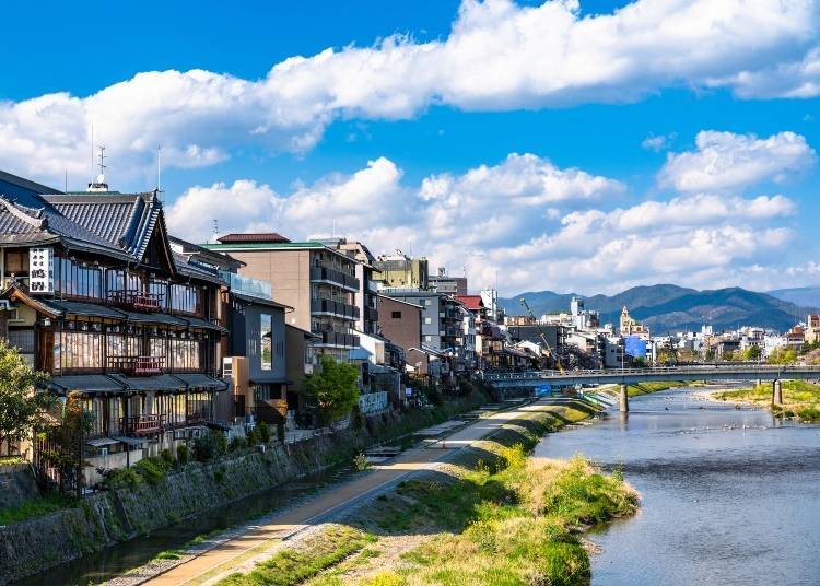 從祇園往西邊可以看見鴨川另一岸的京都市中心建築。照片中為鴨川西岸風景。 照片取自：PIXTA