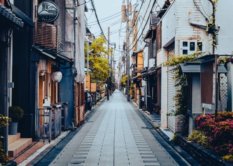 京都祇園的街道兩旁排列著被稱為「京町屋」的傳統聯排式木造建築。（圖片來源：PIXTA）
