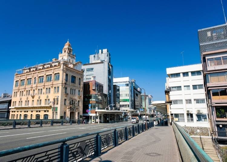 京都的四條大橋與四條河原町的街景。（圖片來源：PIXTA）