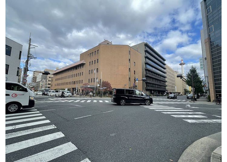 2. Head down Karasuma-dori while being careful of pedestrians