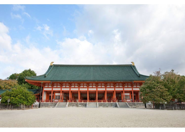 From the front garden at the Daigokuden, there are "Sakon no Sakura (the cherry tree of Sakon)" to the right and "Ukon no Tachibana (the mandarin orange tree of Ukon)" to the left