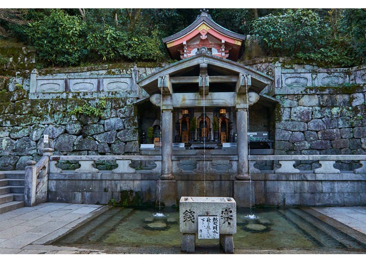 The Niō-mon at Kiyomizu-dera's entrance, an Important Cultural Asset