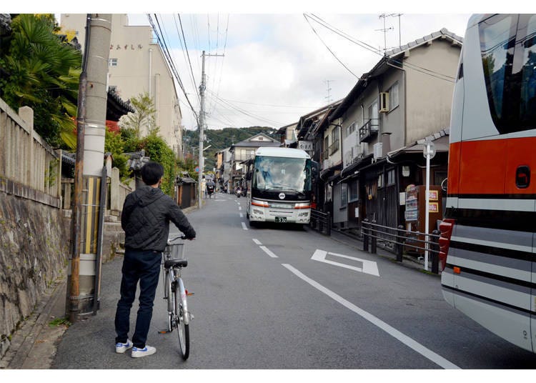 The path to Kiyomizu-dera is largely uphill, so we recommend a power-assist electric bicycle